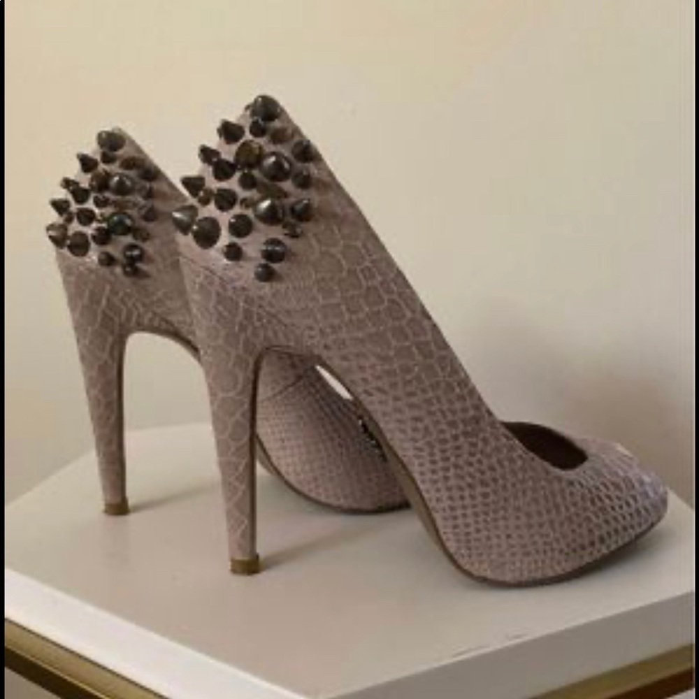 Simply Vera studded pumps